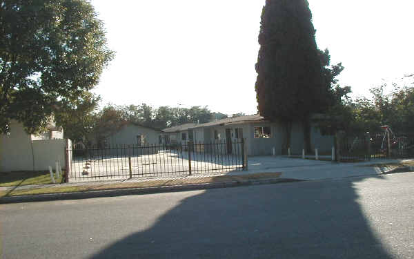 5928-5934 1/2 Gotham St in Bell Gardens, CA - Foto de edificio - Building Photo