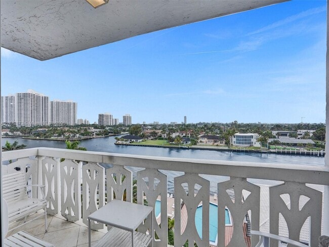 3113 S Ocean Dr in Hallandale Beach, FL - Building Photo - Building Photo