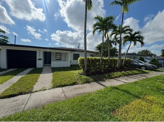 14321 Boggs Dr in Miami, FL - Foto de edificio - Building Photo