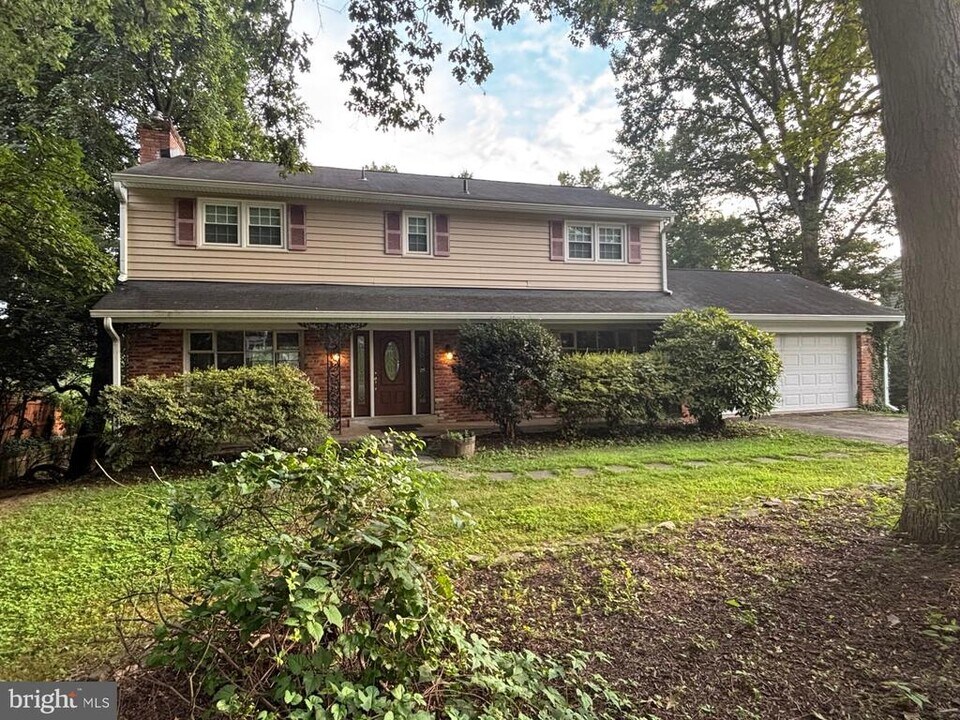 7917 Falstaff Rd in McLean, VA - Building Photo
