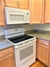 7 High Street Pl, Unit 2P in Brookline, MA - Foto de edificio - Building Photo