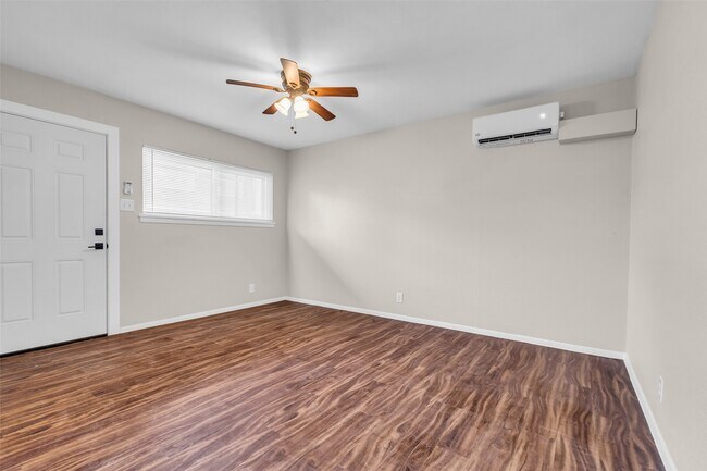 4706 Yellowstone Blvd in Houston, TX - Building Photo - Building Photo