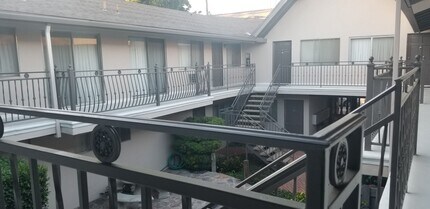 15444 Vanowen St, Unit 2 in Los Angeles, CA - Building Photo - Building Photo