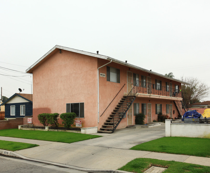 9710 Olive St in Bellflower, CA - Foto de edificio