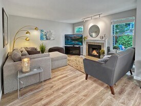 13316 NE 137th Pl in Kirkland, WA - Building Photo