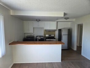 420 1/2 Casanova St in Los Angeles, CA - Building Photo - Building Photo