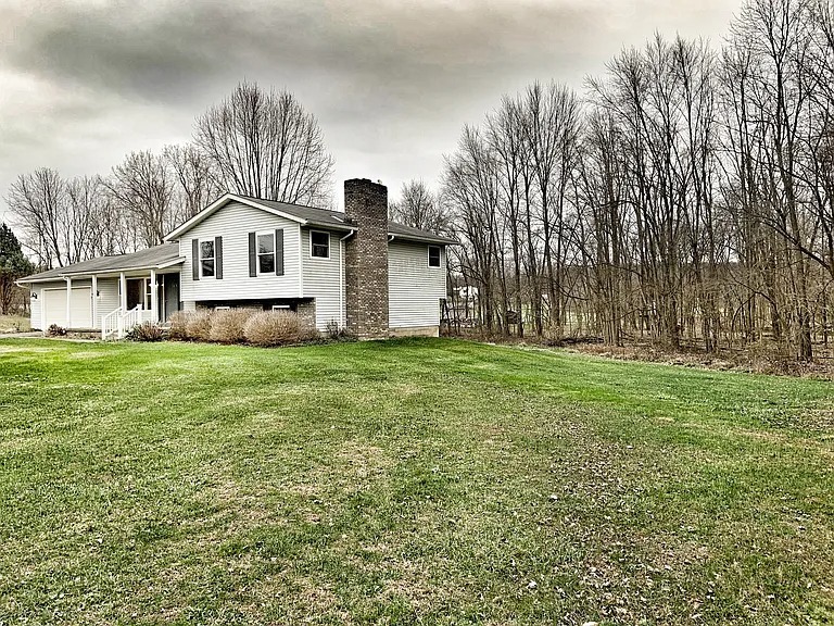 1965 Debolt Rd in Utica, OH - Foto de edificio