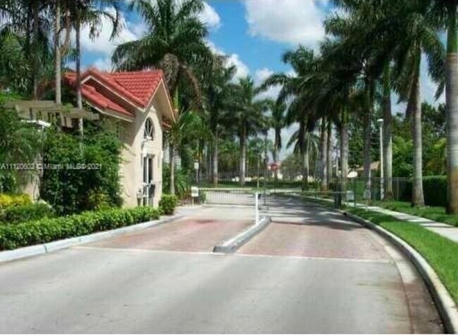 233 Maple Terrace in Davie, FL - Building Photo - Building Photo