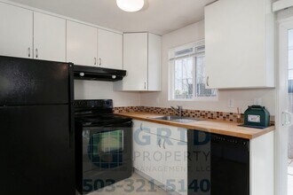 7045 SW Garden Home Rd in Portland, OR - Building Photo - Building Photo