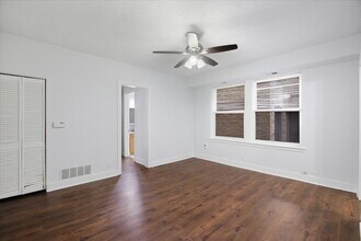 3727 N Pine Grove Ave, Unit 214 in Chicago, IL - Building Photo - Building Photo