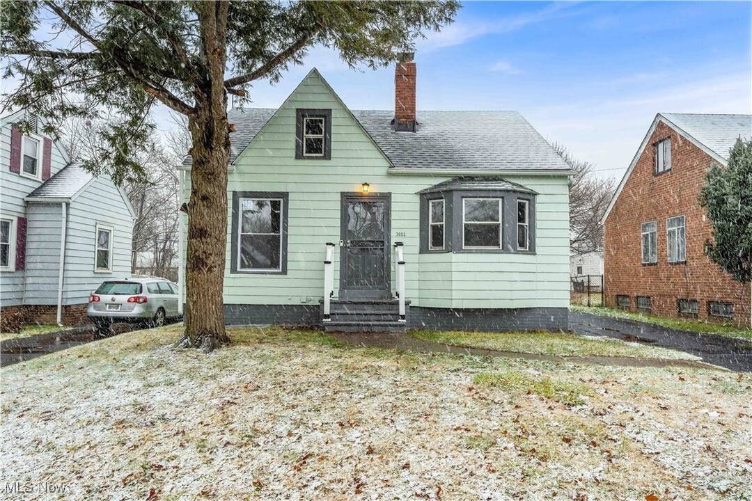 3803 Strandhill Rd in Cleveland, OH - Building Photo