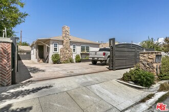 10823 Cantara St in Los Angeles, CA - Building Photo - Building Photo