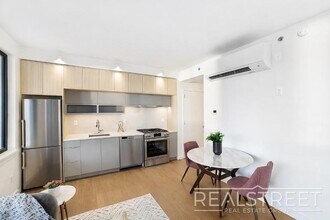 NO FEE Luxury Waterfront 2 Bedroom with wrap around terrace!, Unit 2B in Brooklyn, NY - Building Photo - Building Photo