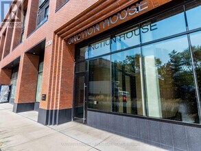 2720 Dundas St W in Toronto, ON - Building Photo - Building Photo