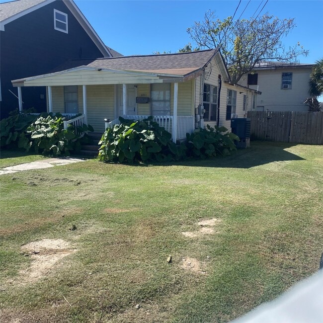 2211 Grover Ave in Galveston, TX - Building Photo - Building Photo
