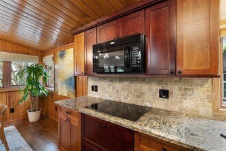 9905 Woodlake Cove in Austin, TX - Foto de edificio - Building Photo