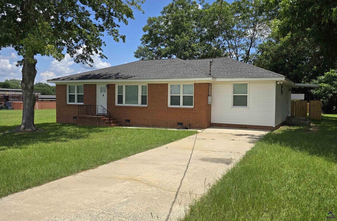 412 N Houston Lake Blvd in Centerville, GA - Building Photo
