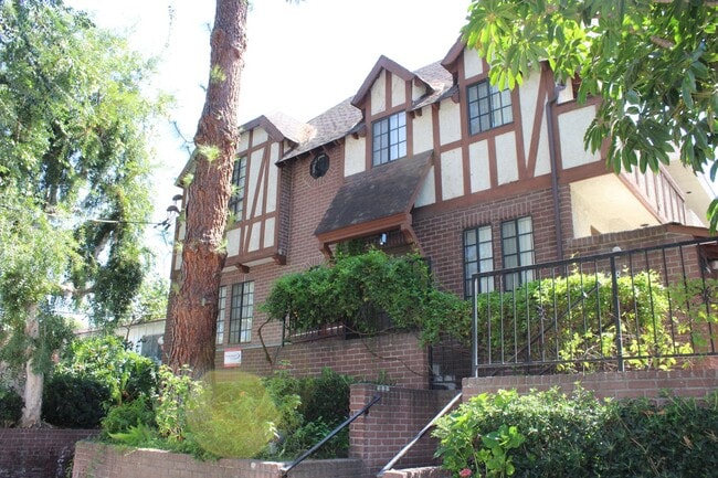 14228 Dickens St in Sherman Oaks, CA - Foto de edificio - Building Photo