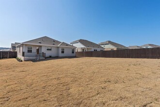 1736 Four Waters Lp in Andice, TX - Foto de edificio - Building Photo