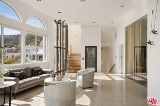 8435 Franklin Ave in Los Angeles, CA - Foto de edificio - Building Photo