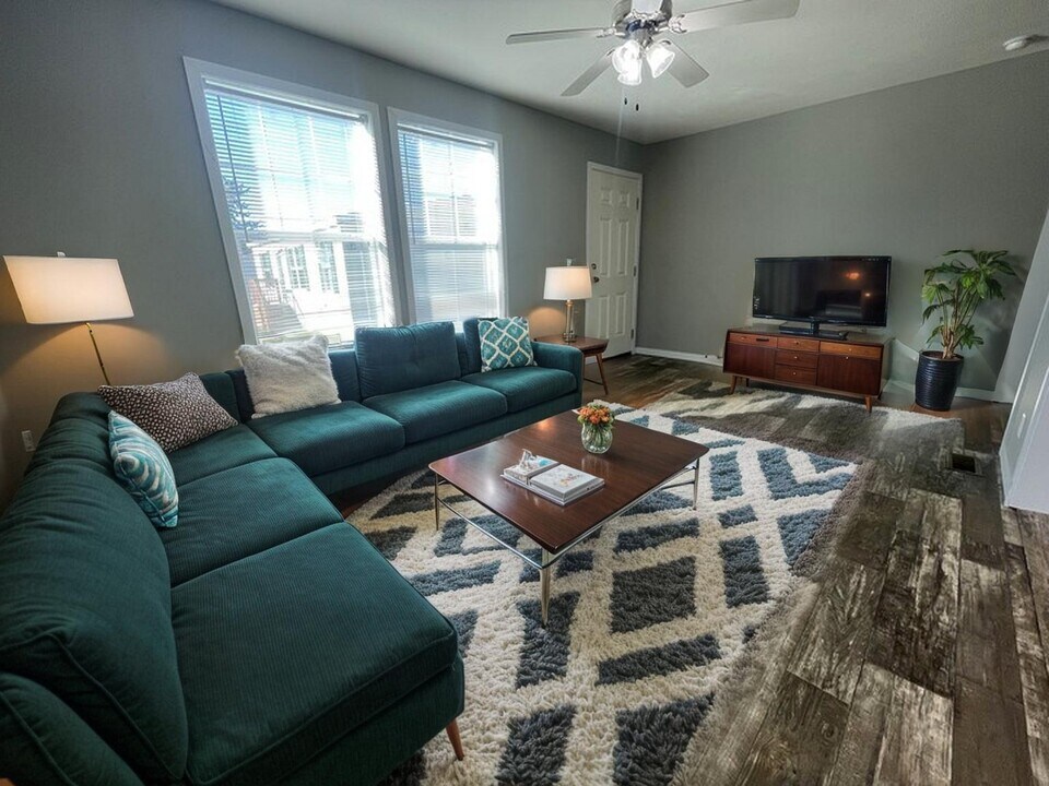 38033 Ducharme Dr in Clinton Township, MI - Building Photo