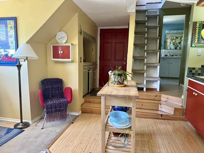 1370 Garfield Aly, Unit Furnished studio apt.