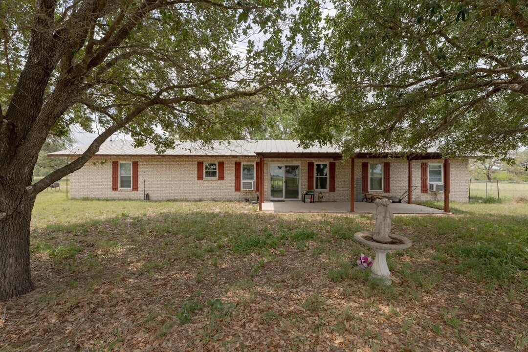 865 Verdi Rd in Pleasanton, TX - Building Photo
