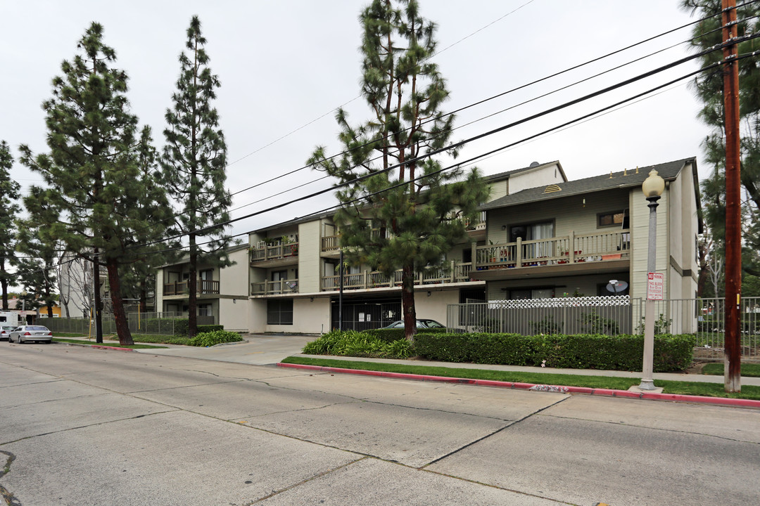 Heninger Village Apartments in Santa Ana, CA - Building Photo