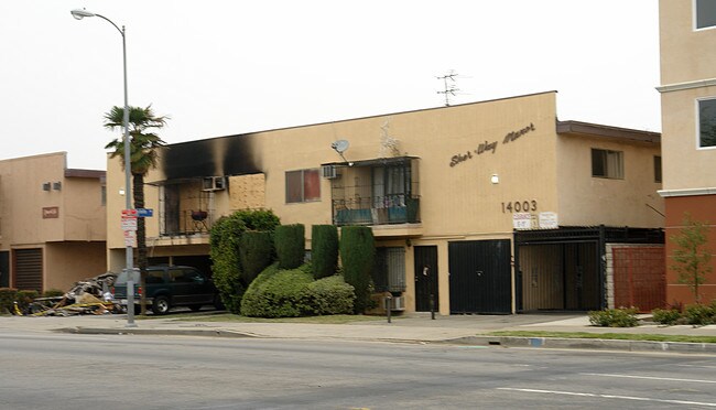 Sher Way Manor in Van Nuys, CA - Building Photo - Building Photo