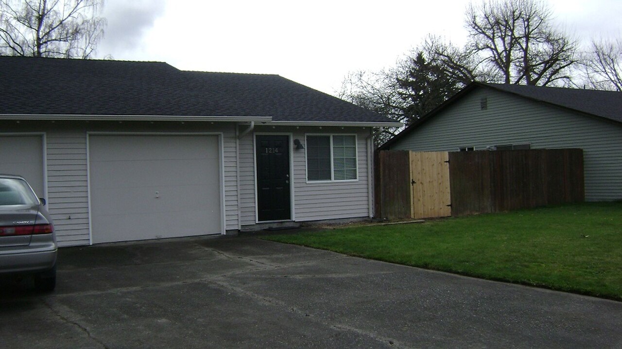 1214 12th Ave NW in Puyallup, WA - Building Photo