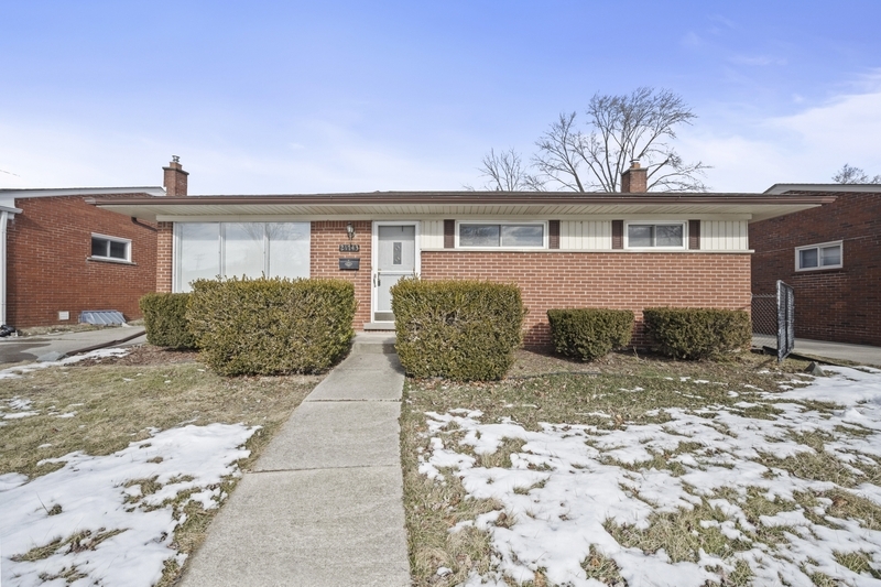 21743 Timberidge St in St. Clair Shores, MI - Foto de edificio