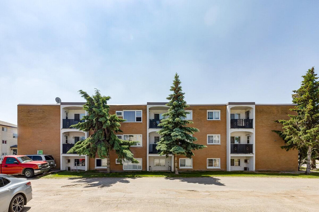 Grenada Arms in Regina, SK - Building Photo