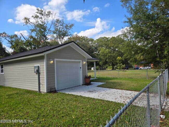 5738 Moncrief Rd in Jacksonville, FL - Building Photo - Building Photo
