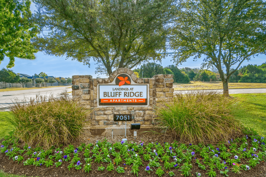 Landings at Bluff Ridge Apartments in Dallas, TX - Foto de edificio