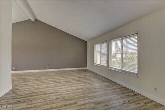 1678 E Hacienda Ave in Las Vegas, NV - Building Photo - Building Photo