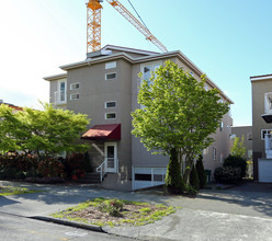 2419 NW 58th St in Seattle, WA - Foto de edificio - Building Photo