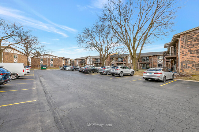 9S125 Lake Dr in Willowbrook, IL - Building Photo - Building Photo