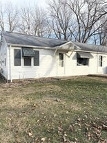 108 S Washington St in Hudson, IL - Building Photo