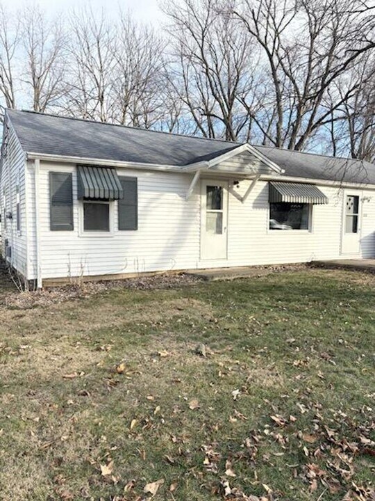 108 S Washington St in Hudson, IL - Building Photo