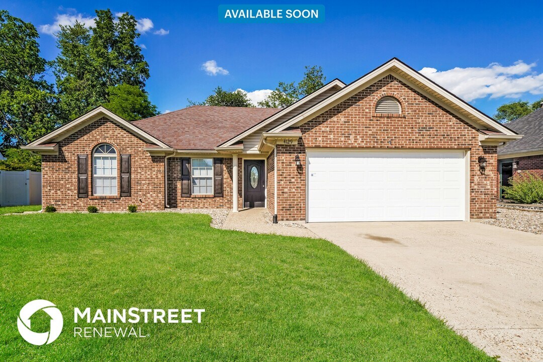 4129 Lakeside Dr in Sellersburg, IN - Building Photo
