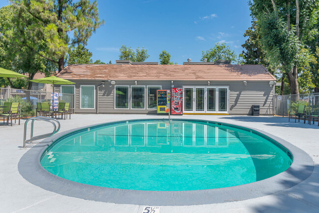 Sierra Vista Apartments in Redlands, CA - Building Photo - Building Photo