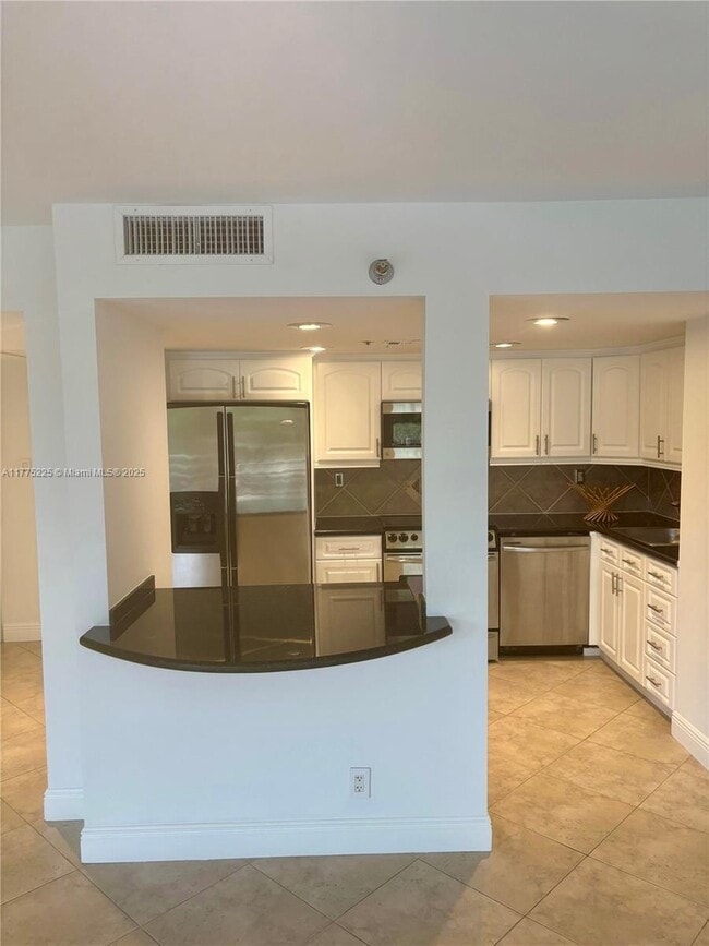 2025 Brickell Ave, Unit 605 in Miami, FL - Building Photo - Building Photo