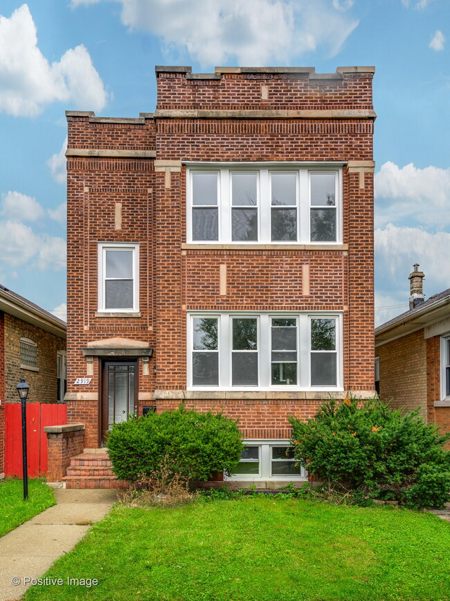 2919 N Kilpatrick Ave, Unit 2 in Chicago, IL - Foto de edificio - Building Photo