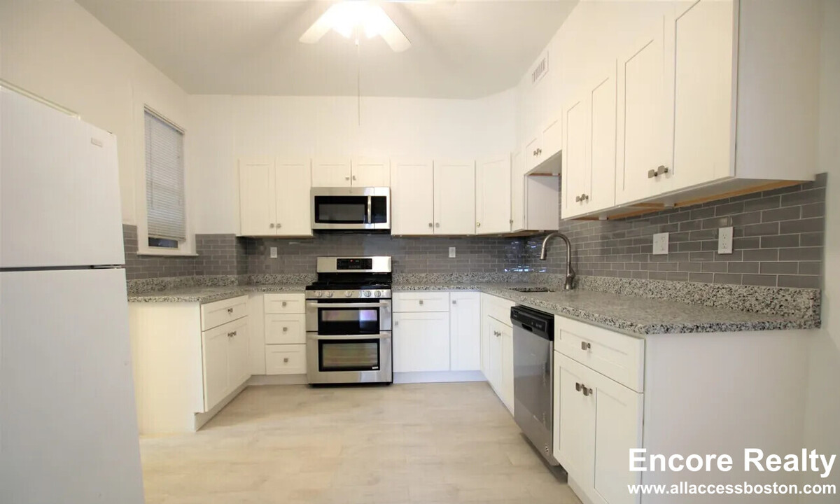 1516 Commonwealth Ave, Unit 1 in Boston, MA - Building Photo