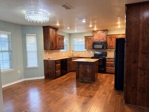 426 E University Dr in Portales, NM - Building Photo - Building Photo