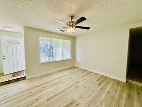 1558 Greenwood Way in Los Banos, CA - Building Photo - Building Photo