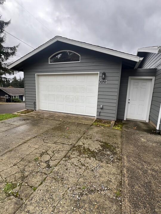 3323 Lindberg Ave in Coos Bay, OR - Building Photo