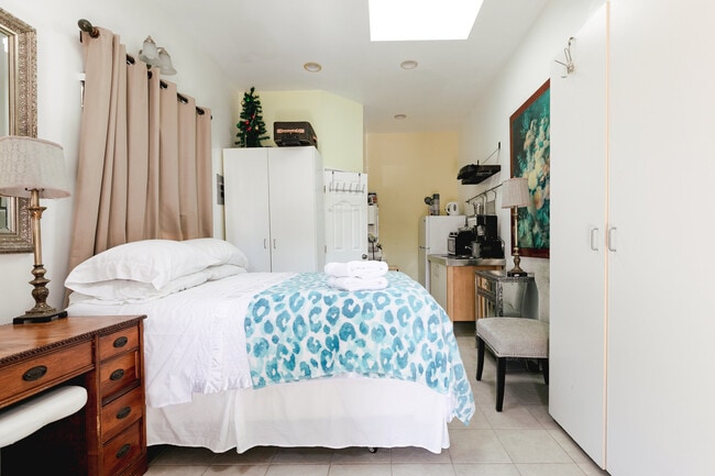 11323 Mississippi Ave, Unit Studio