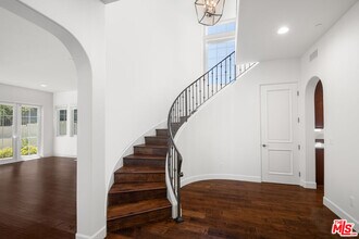 18326 Columbus Cir in Los Angeles, CA - Foto de edificio - Building Photo