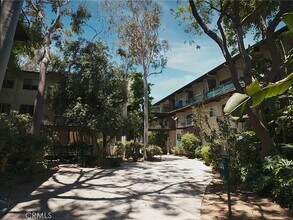 5460 White Oak Ave, Unit D building in Encino, CA - Building Photo - Building Photo